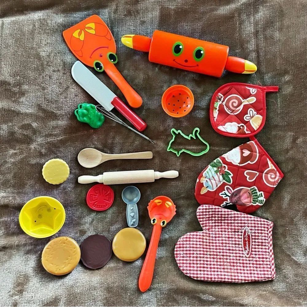 Lot of 20 Kids Play Kitchen Items with Oven Gloves